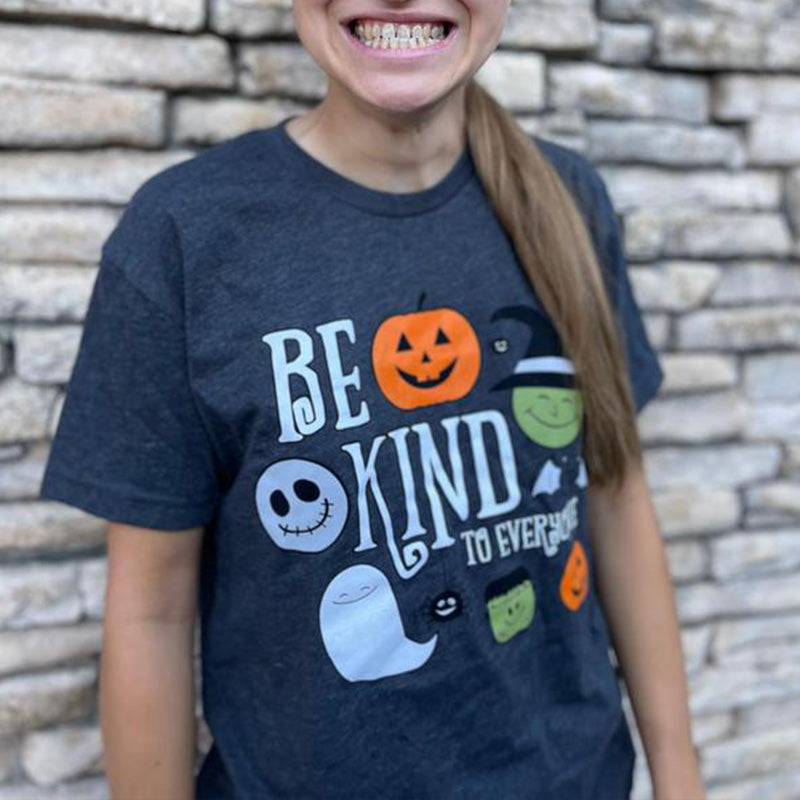 Halloween-T-Shirt „Be Kind to Everyone“ mit kurzen Ärmeln