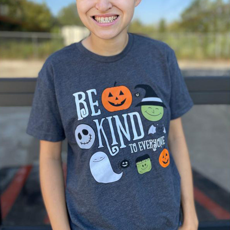 Halloween-T-Shirt „Be Kind to Everyone“ mit kurzen Ärmeln