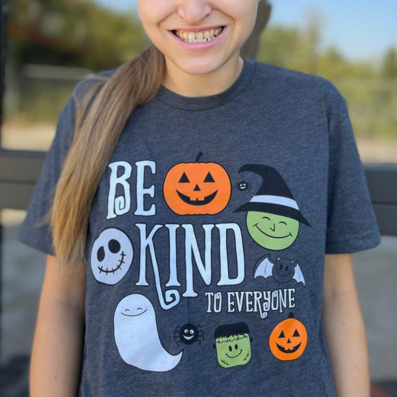 Halloween-T-Shirt „Be Kind to Everyone“ mit kurzen Ärmeln