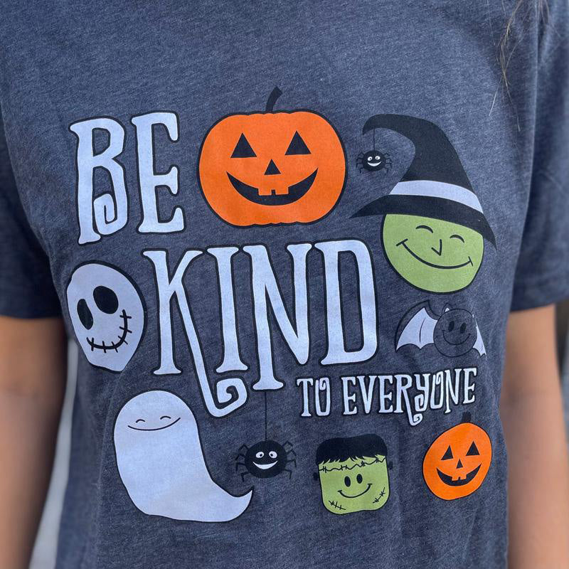 Halloween-T-Shirt „Be Kind to Everyone“ mit kurzen Ärmeln