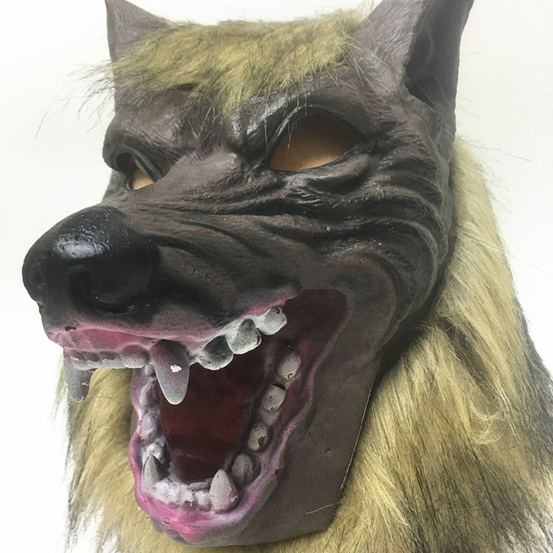 Wolfskopfmaske und Krallen