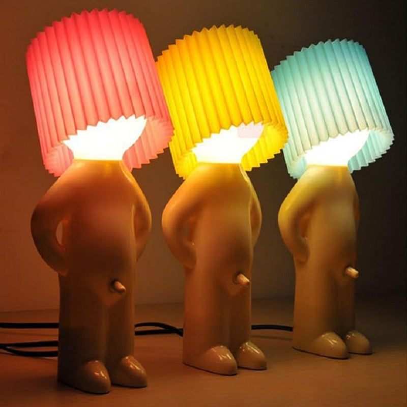 Eine kreative Lampe des kleinen schüchternen Mannes